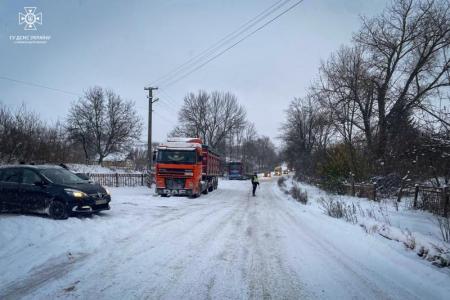 В Украине из-за непогоды перекрыто движение на 8 автодорогах